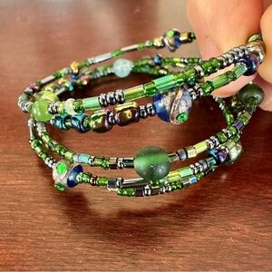 Memory bracelet-wrapped cuff in shades of green. Gemstone, délice and seed beads